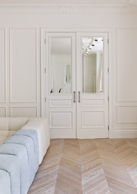 porte bianche con inserti a specchio all'interno