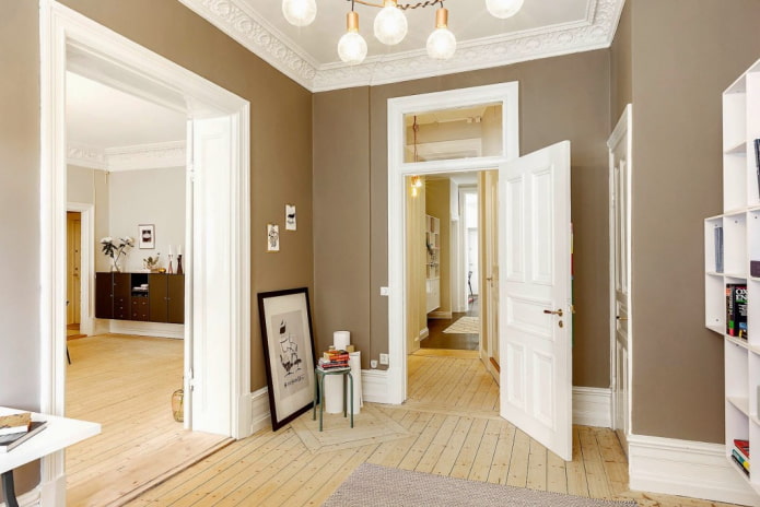 porte alte bianche all'interno