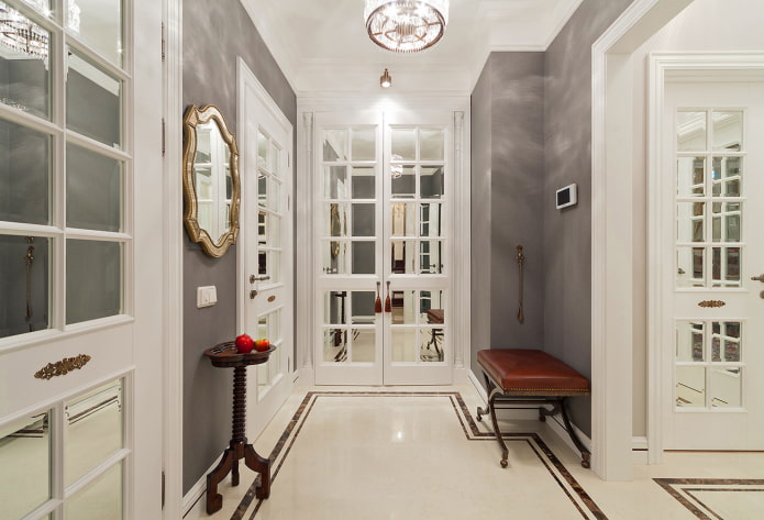 porte bianche negli interni in stile neoclassico