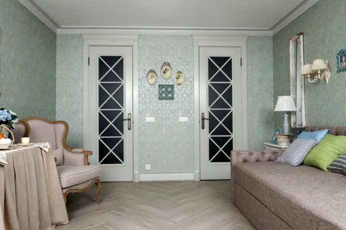porte bianche in un interno in stile provenzale