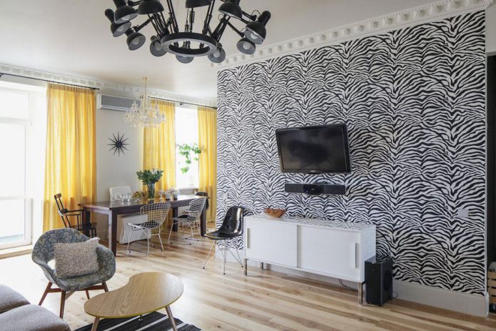 Carta da parati con motivo in bianco e nero che imita la pelle di zebra