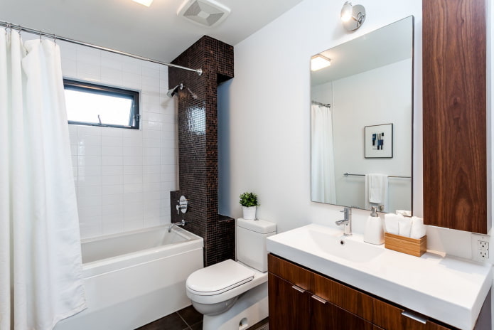 Bagno con dettagli marroni