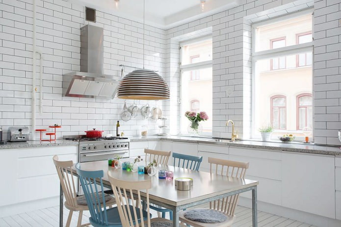 Mattoni bianchi nel design della cucina