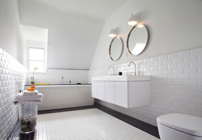 mattoni bianchi all'interno del bagno