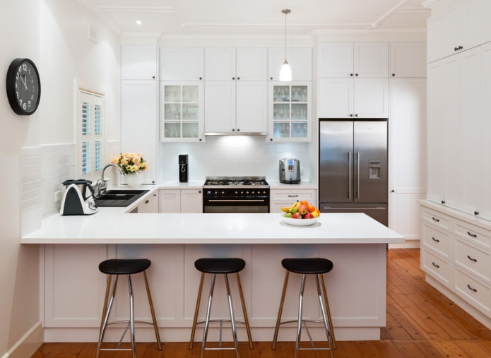 Cucina con facciate bianche