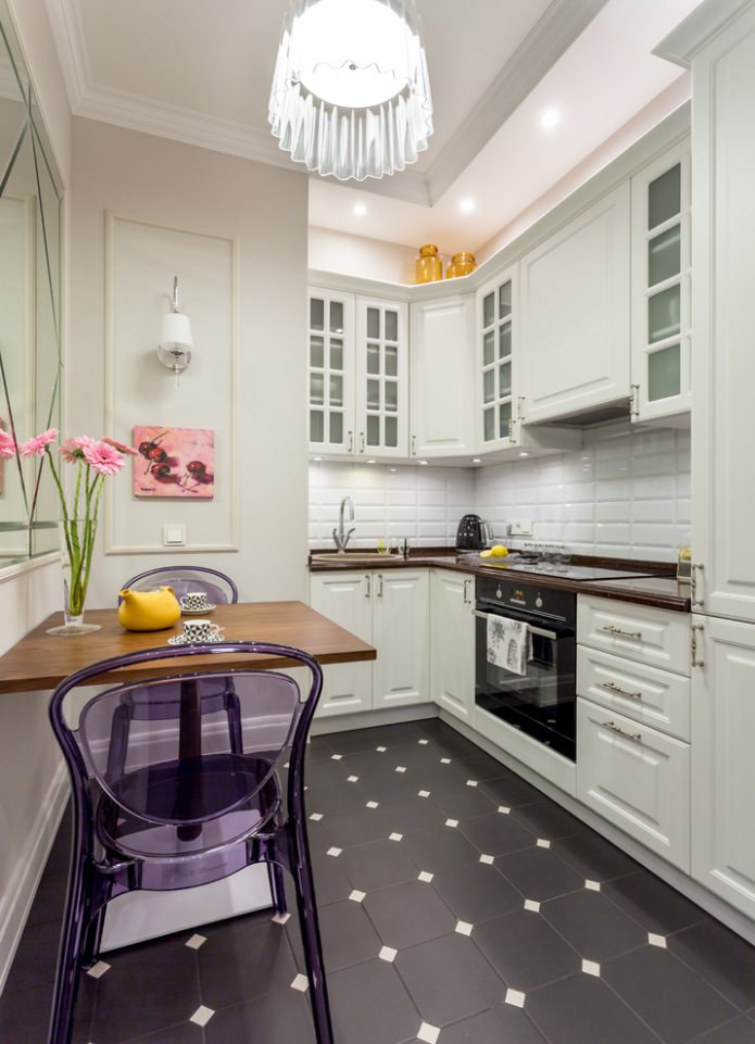 illuminazione in cucina con un set bianco