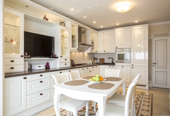 set da cucina bianco con inserti in vetro