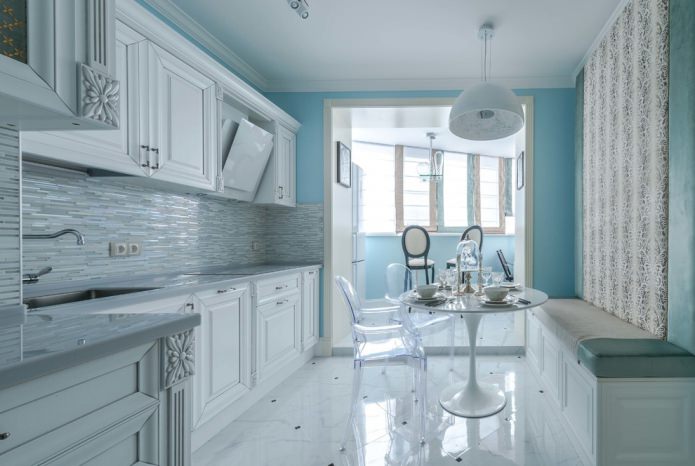piastrelle chiare nell'interno della cucina