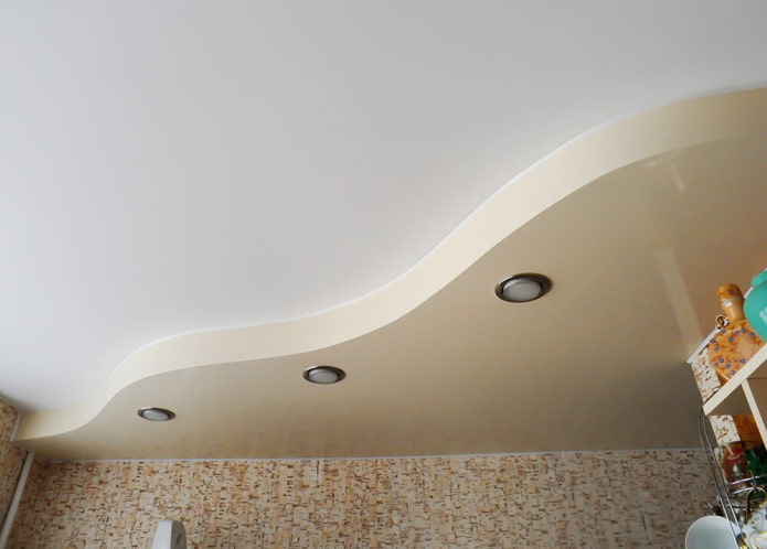soffitto teso con una combinazione di colori bianco e beige