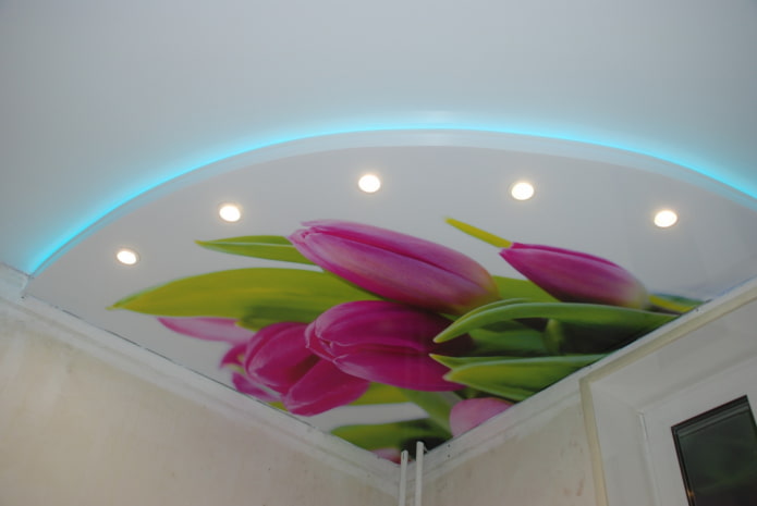soffitto teso bianco con fiori