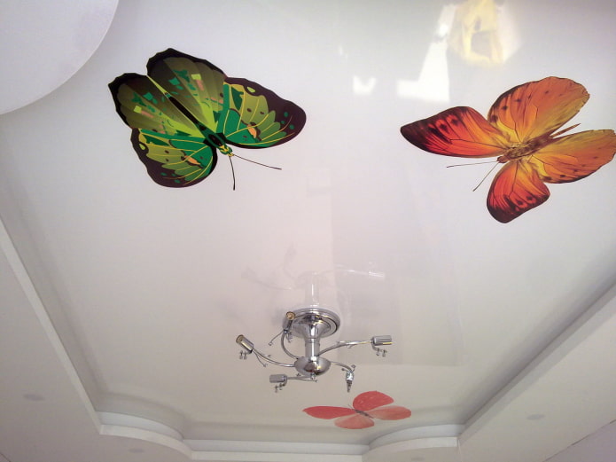 soffitto teso bianco con farfalle