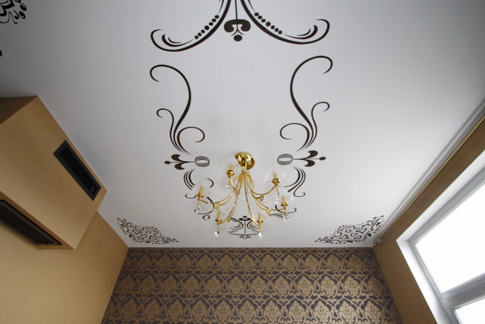 soffitto teso bianco con motivi