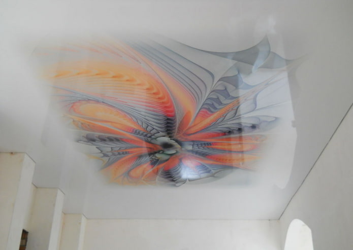 soffitto teso bianco con disegno astratto