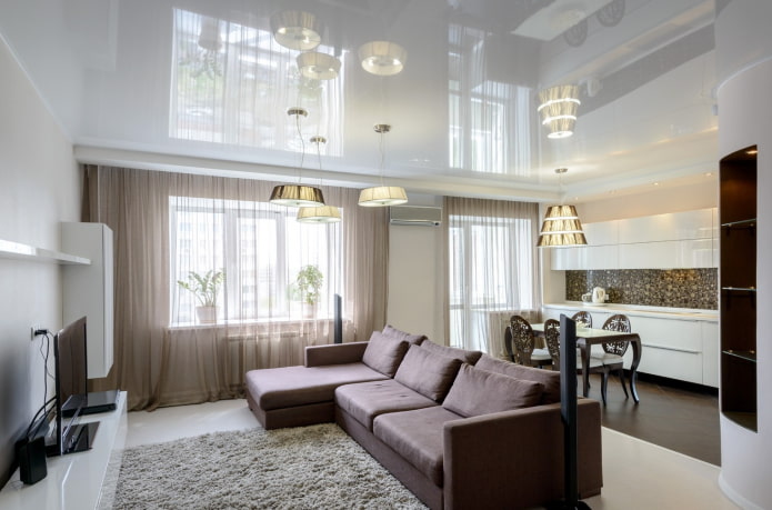 soffitto teso bianco nell'interno del soggiorno