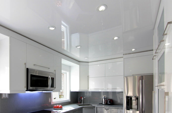 soffitto teso bianco nell'interno della cucina