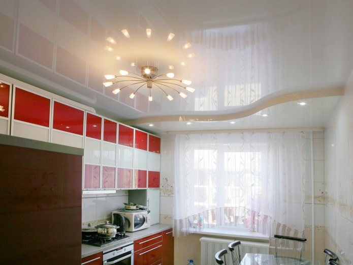 soffitto teso bianco nell'interno della cucina