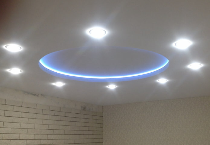 struttura del soffitto teso bianco con retroilluminazione