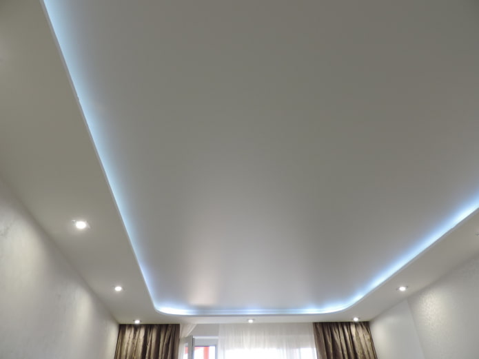 struttura del soffitto teso bianco con retroilluminazione