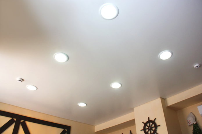 soffitto teso bianco con faretti