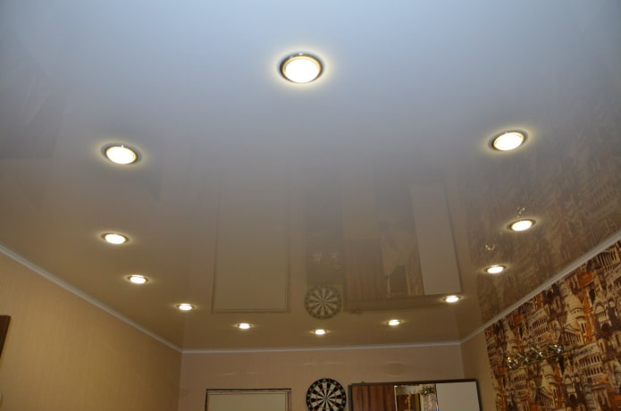 soffitto teso bianco con faretti