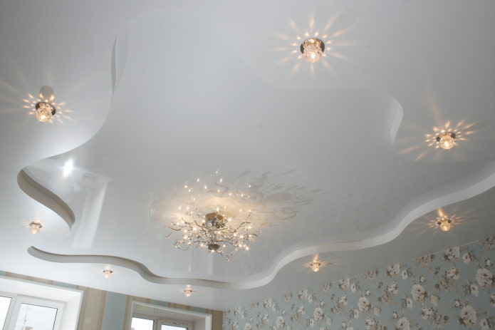 soffitto teso con motivi bianchi