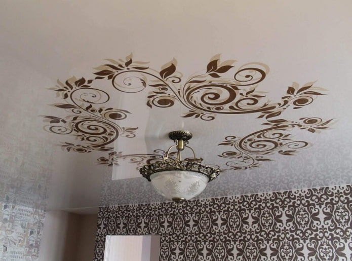 soffitto teso bianco con lampadario