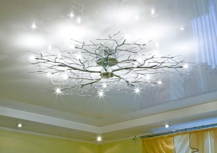 soffitto teso bianco con lampadario