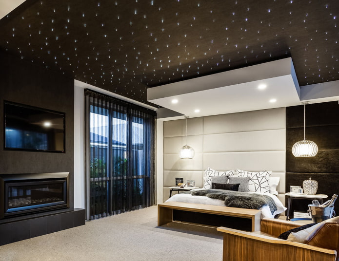 soffitto nero e pavimento bianco