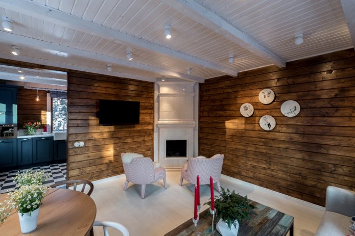 Pareti marroni e soffitto bianco