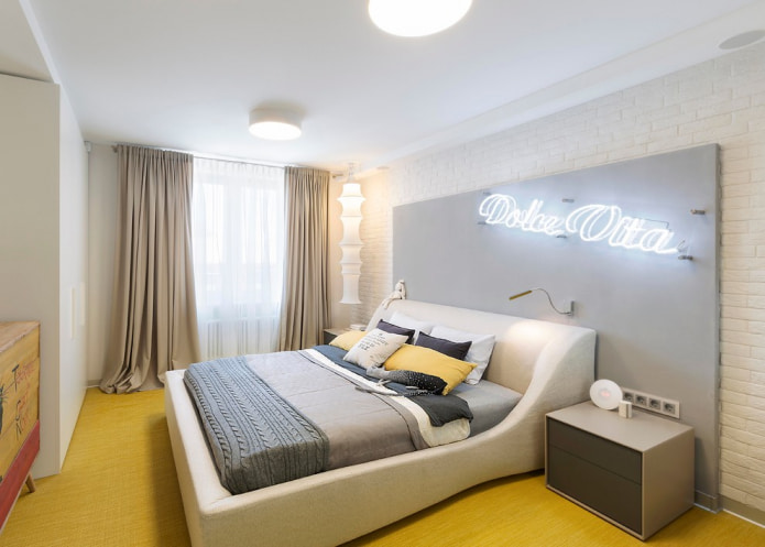 pavimento giallo e soffitto bianco