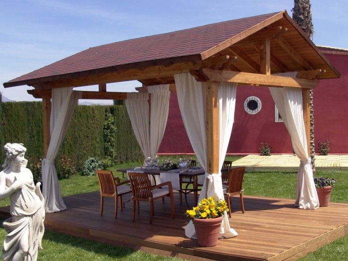 gazebo aperto nel cottage estivo
