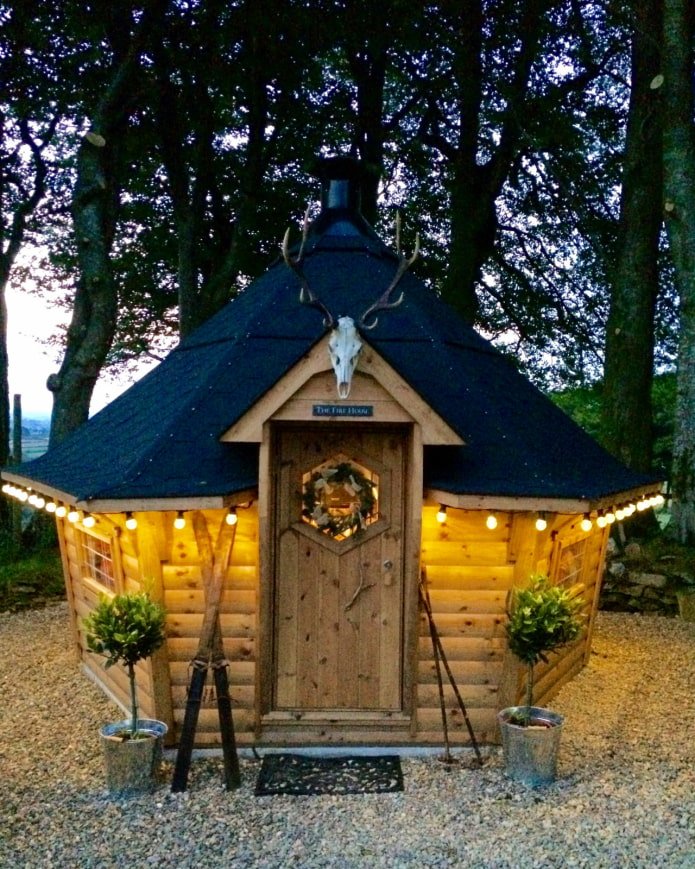 casetta con griglia per cottage estivo