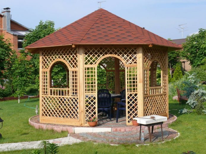 gazebo a doghe in giardino