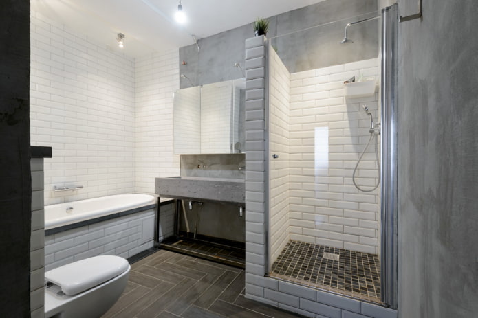 una combinazione di piastrelle e cemento nel bagno