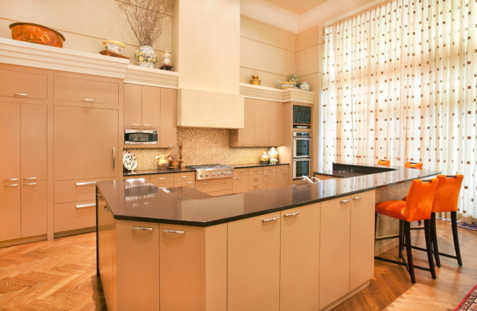 tende nell'interno della cucina nei toni del beige