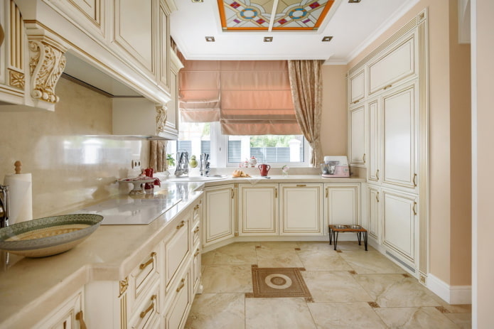 tende nell'interno della cucina nei toni del beige