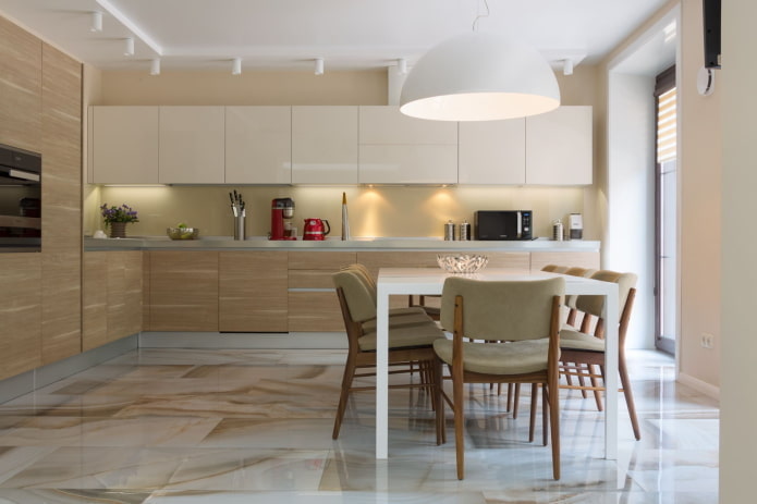 mobili ed elettrodomestici nell'interno della cucina nei toni del beige