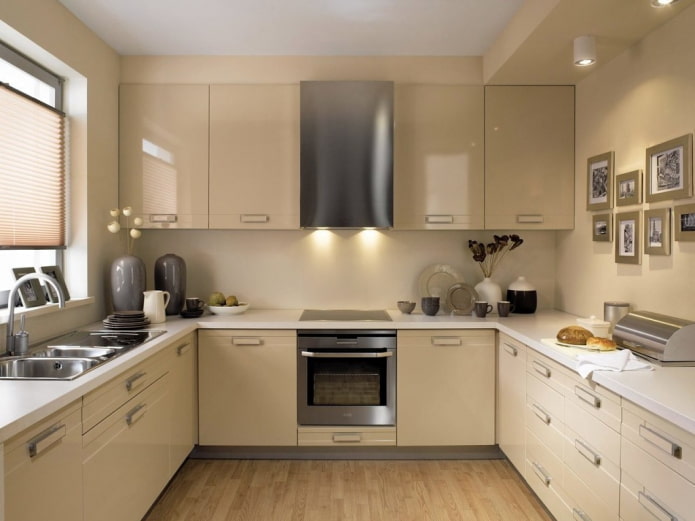 mobili ed elettrodomestici per l'interno della cucina nei toni del beige