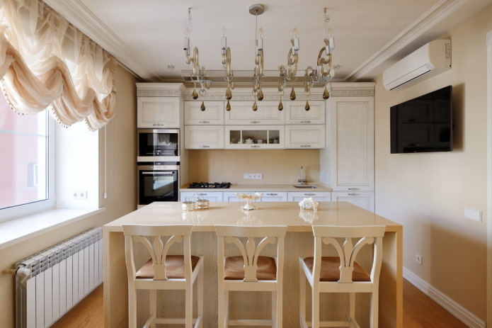 mobili ed elettrodomestici nell'interno della cucina nei toni del beige