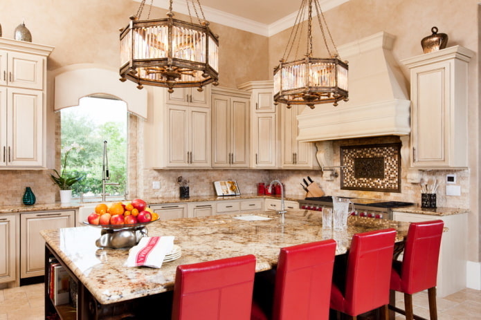 interno cucina beige con accenti vivaci