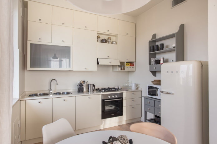 mobili ed elettrodomestici per l'interno della cucina nei toni del beige