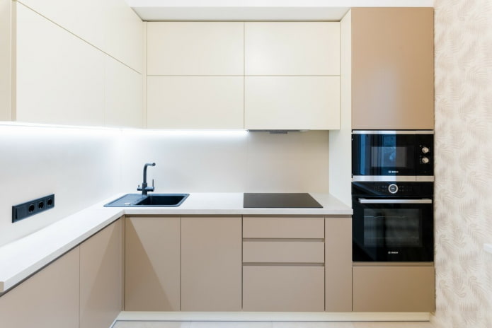 piano di lavoro della cucina nei toni del beige
