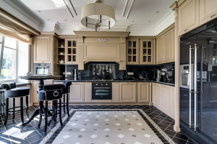 mobili ed elettrodomestici nell'interno della cucina nei toni del beige