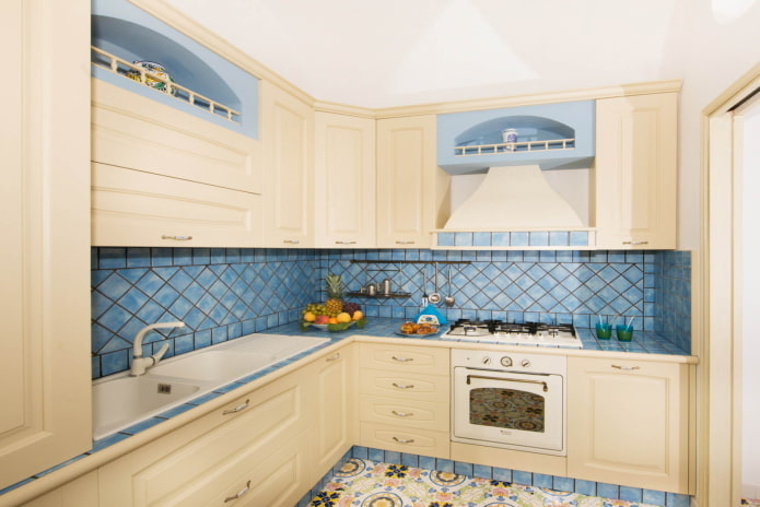 interno cucina beige con accenti vivaci