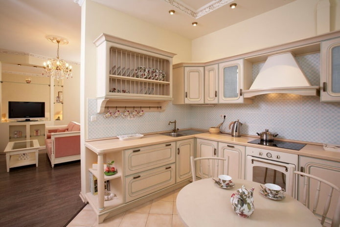 interno cucina beige in stile provenzale