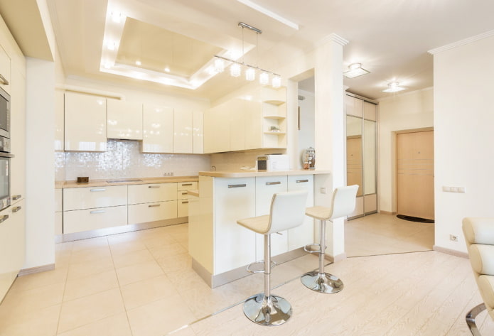 illuminazione e decorazioni per l'interno della cucina nei toni del beige
