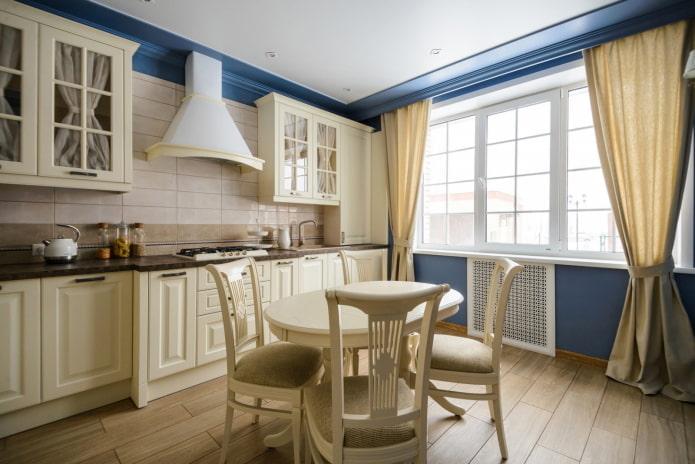 interno cucina beige con accenti luminosi