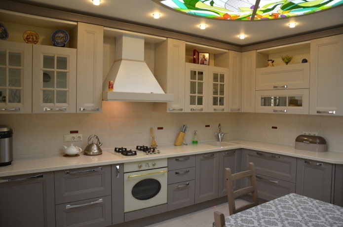 interno della cucina nei toni del grigio-beige