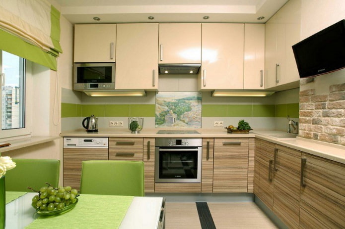 interno della cucina nei toni del beige e del verde
