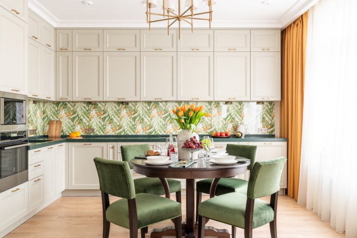 interno della cucina nei toni del beige e del verde